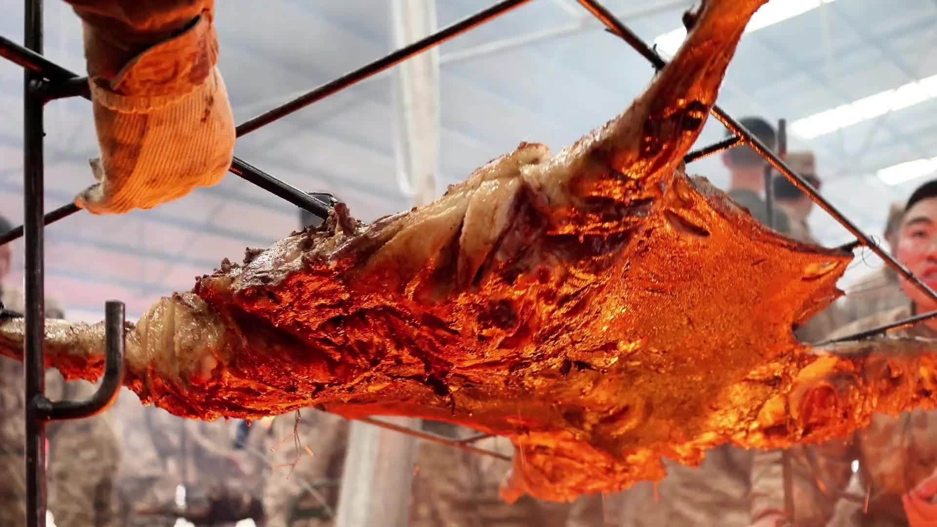 夜宵来了！来看看军营里的烤全羊