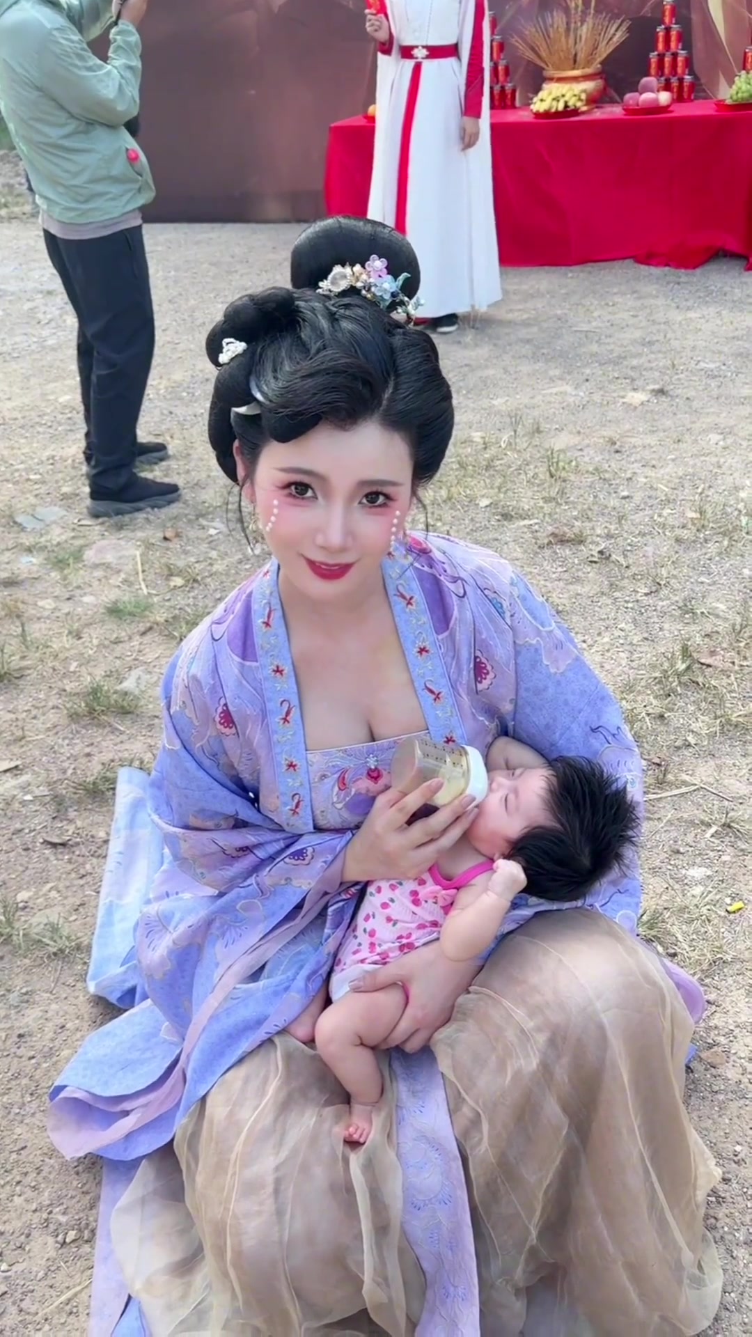 这又是拍的是什么神剧孩子来给浩浩妈探班...