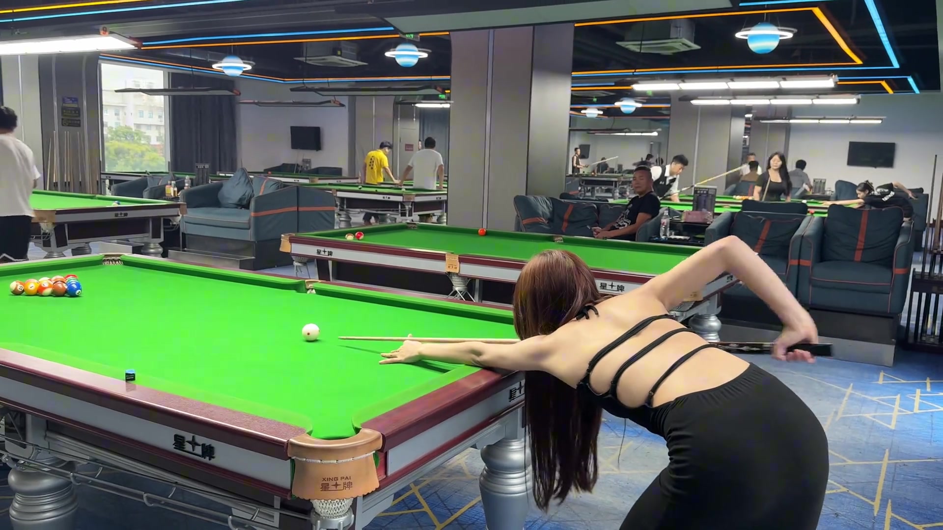 她这是要拍个啥脑补不出来哈哈哈