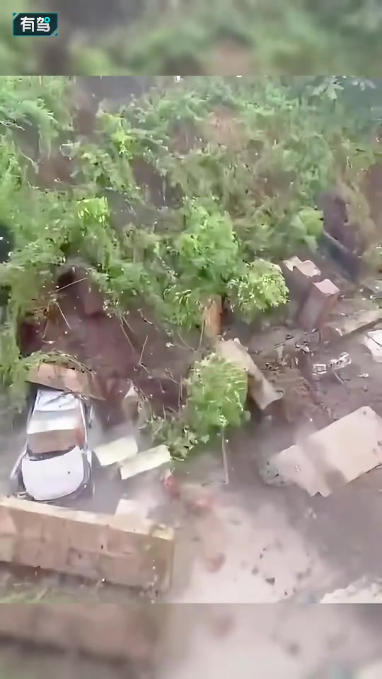 车主预感停车场护坡墙要坍塌，秒速救车离场，30秒后预感果然应验