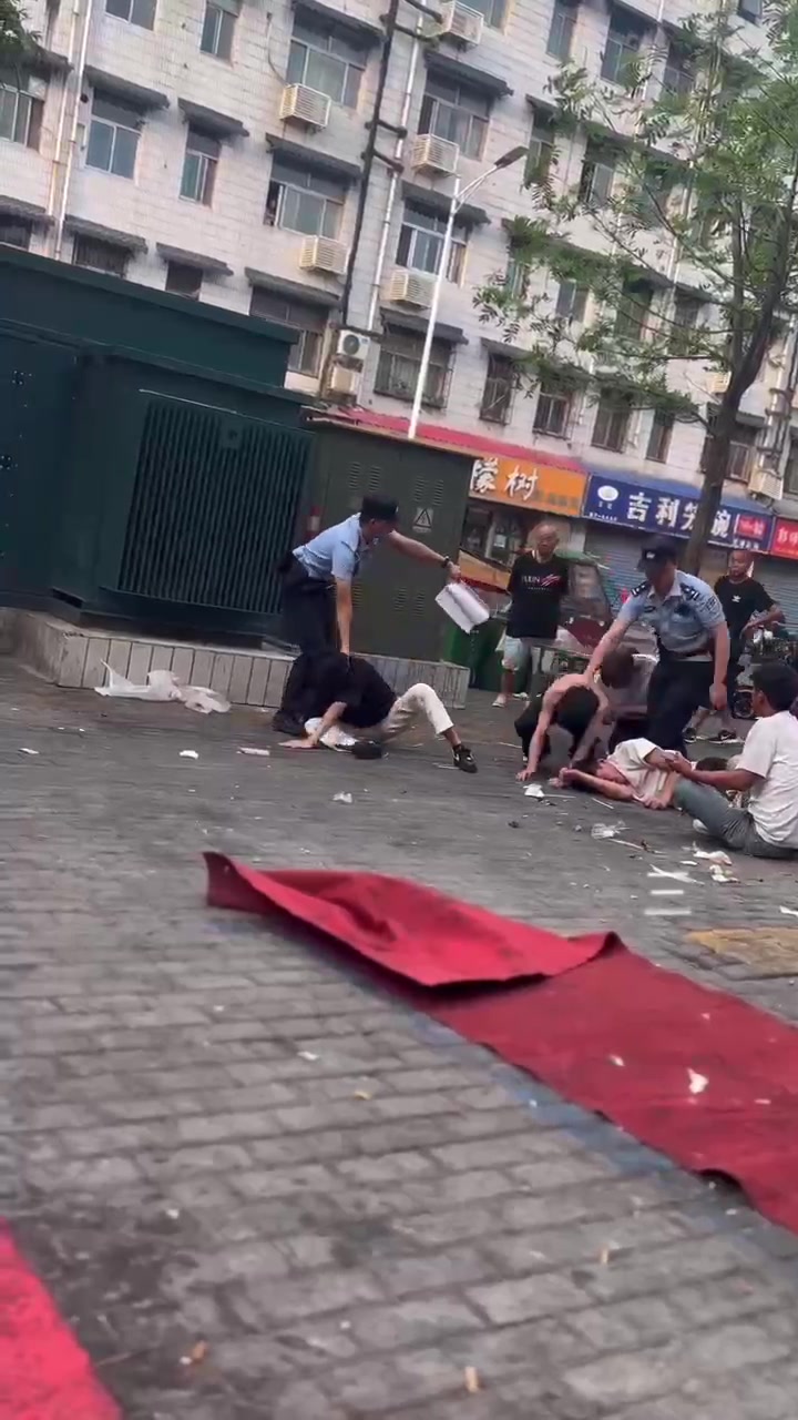 黑衣服第一时间想还手，一看是警察就怂了！银手镯安排