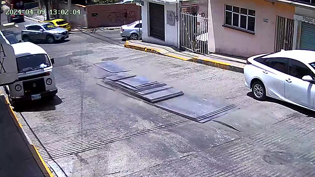 这突然的提速，前面的白车得吓一激灵！