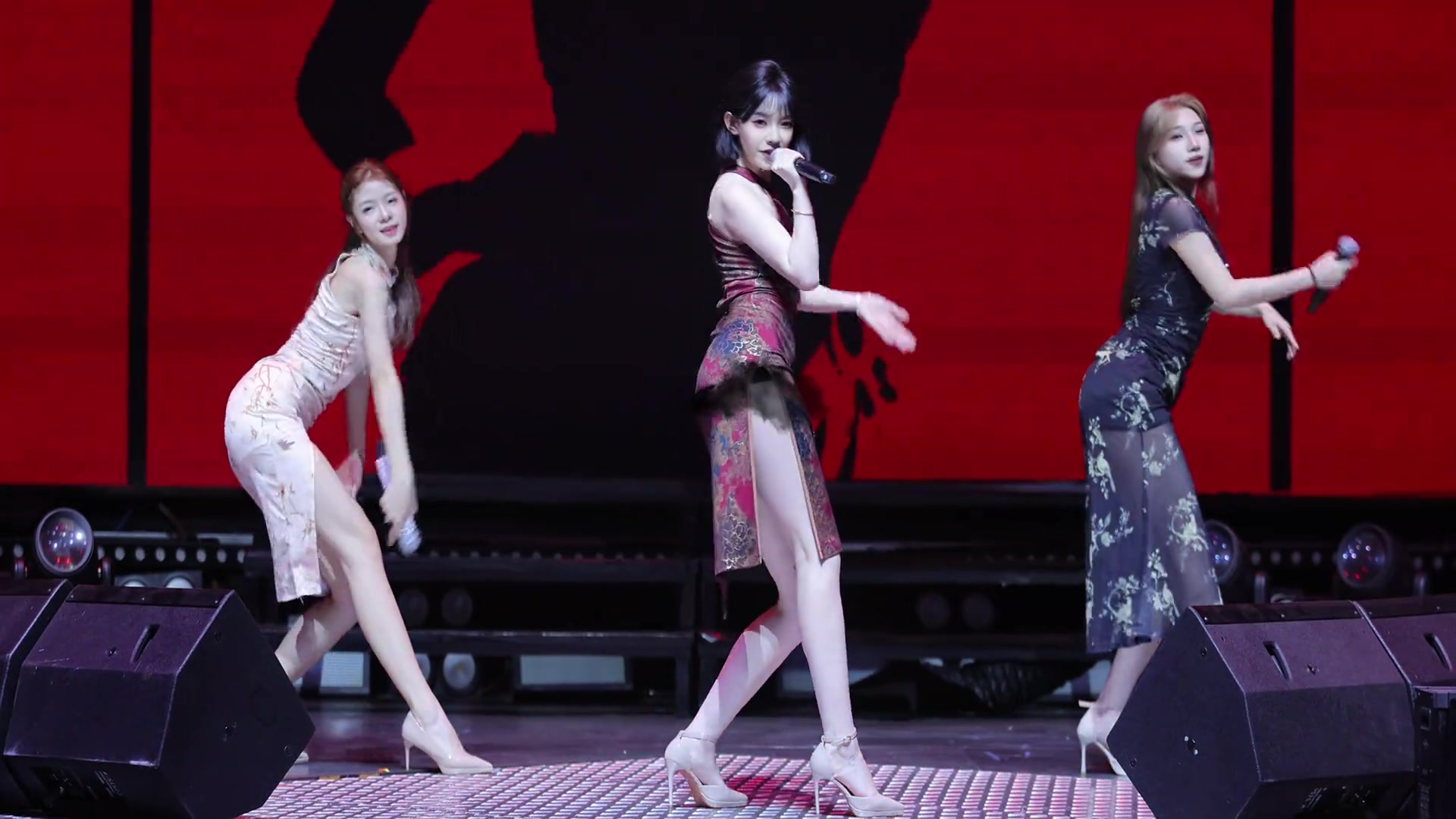 先不谈唱功，这个穿搭我觉得是很OK的！