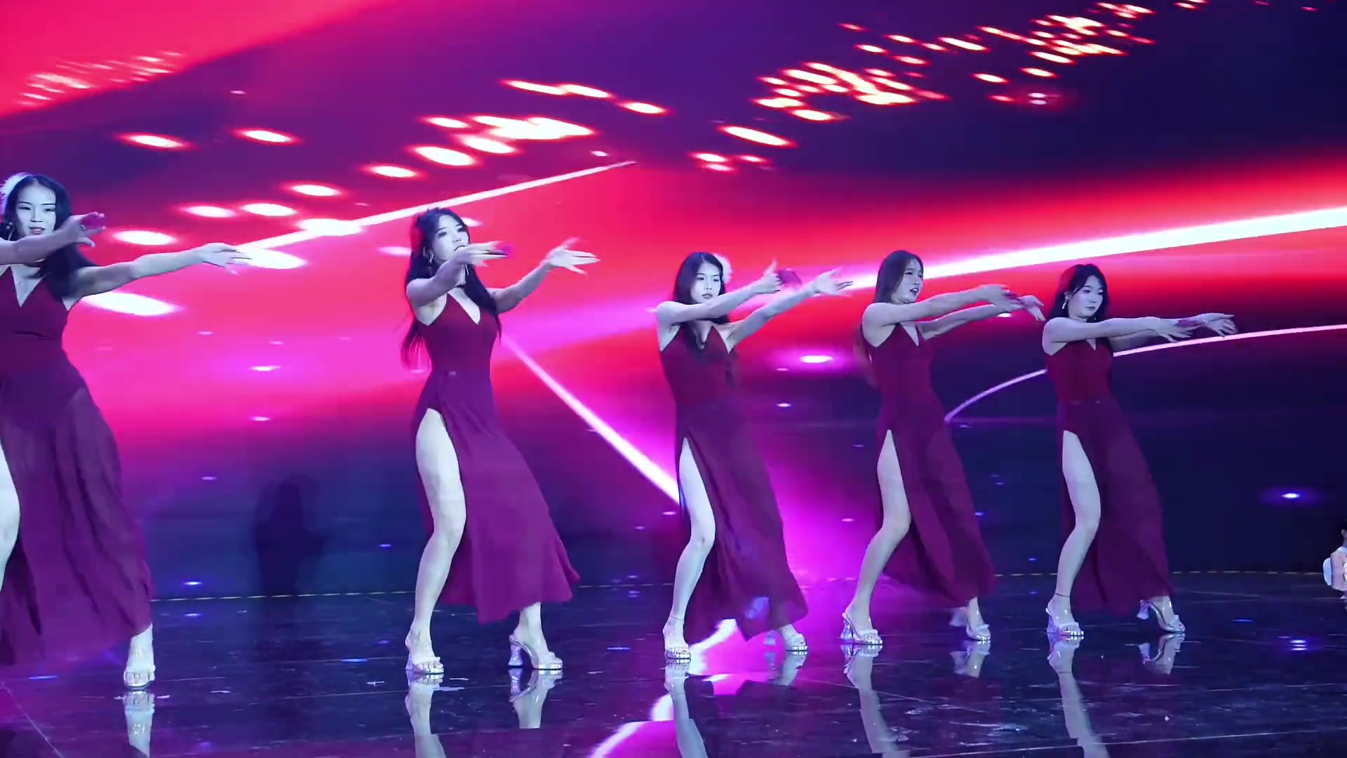 现在一个产品发布会都整那么卷了吗