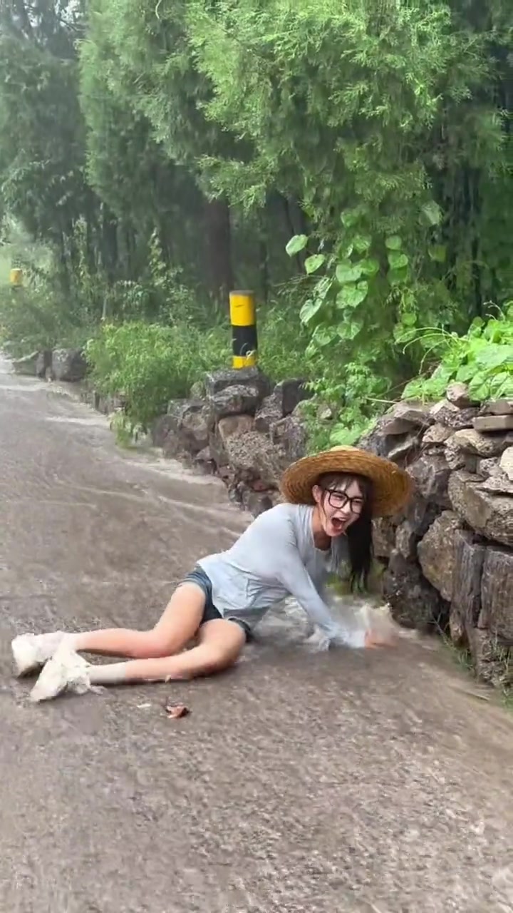 姑娘这水可不兴这么玩呀！这水得多脏啊