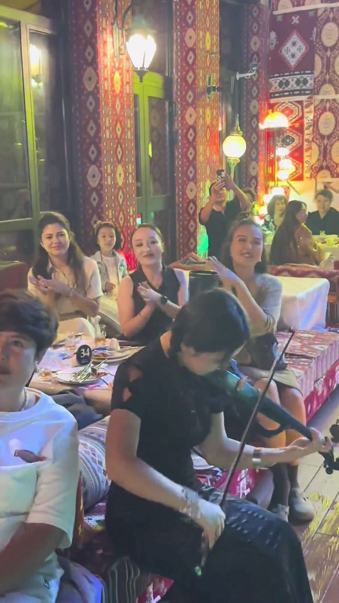 这个小提琴娘们，也是风韵犹存啊