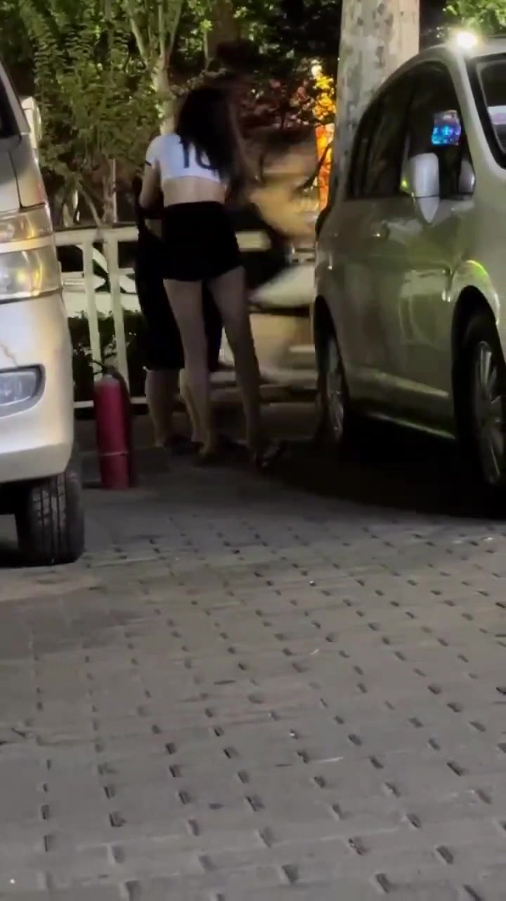 男子怎么被女子摁在角落扇巴掌啊