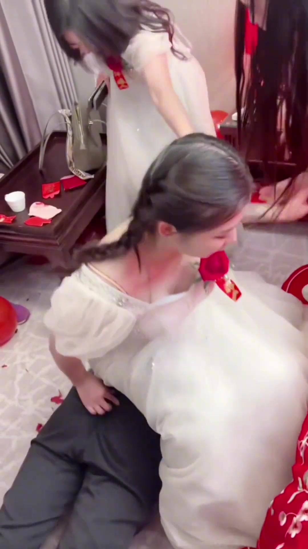 小伙本来就撑不住了，伴娘还用力往下坐