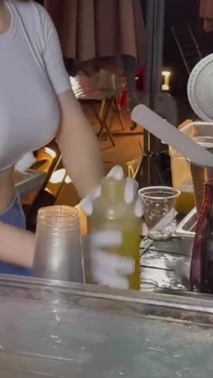 小姐姐摇出来的饮料应该很畅销吧