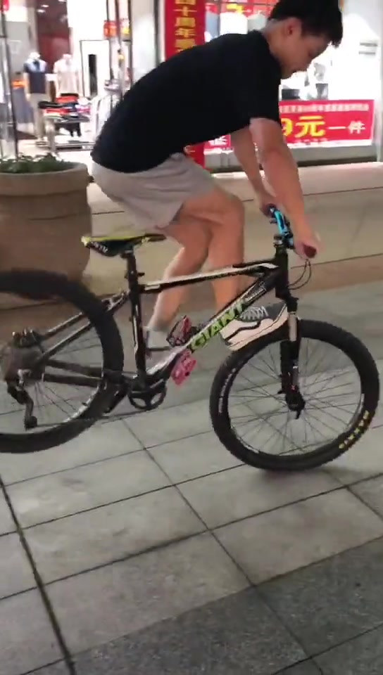 帅不过3秒！我们这停自行车没那么麻烦