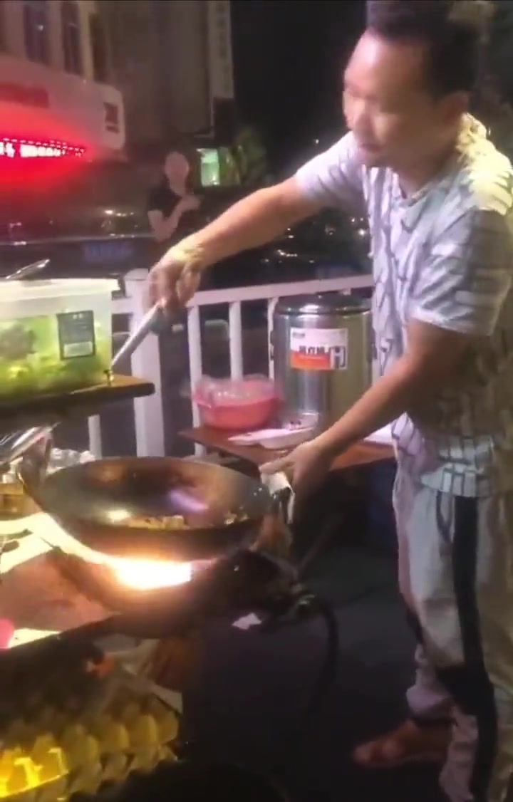 人家是来吃饭的，不是看你甩锅的