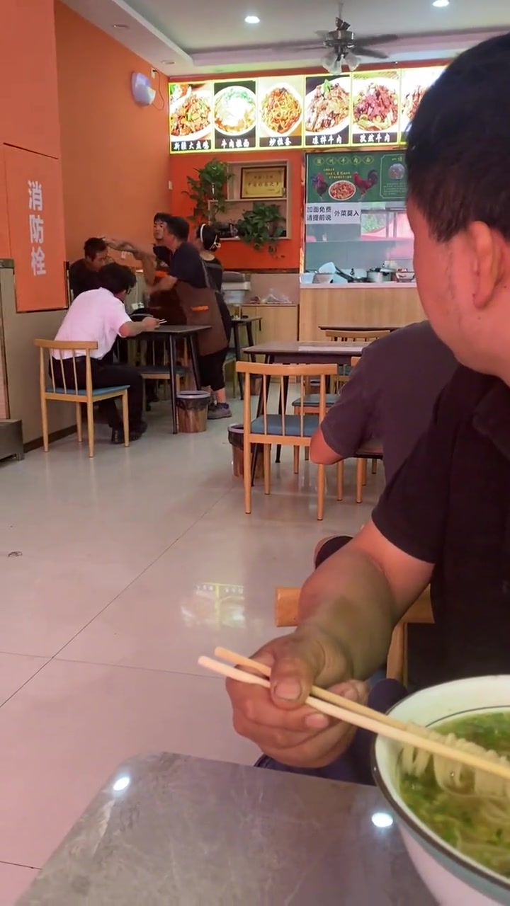 以前的服务员夹着尾巴忍气吞声，现在的先解气然后辞职