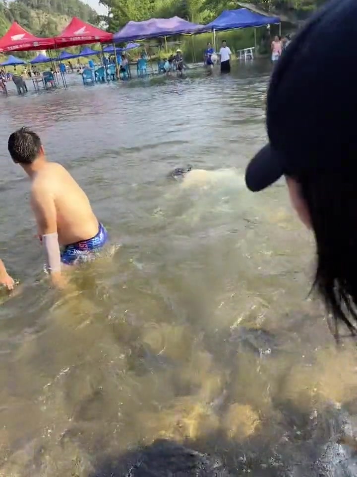 没把闺蜜吓到，倒是把一旁大哥吓懵了