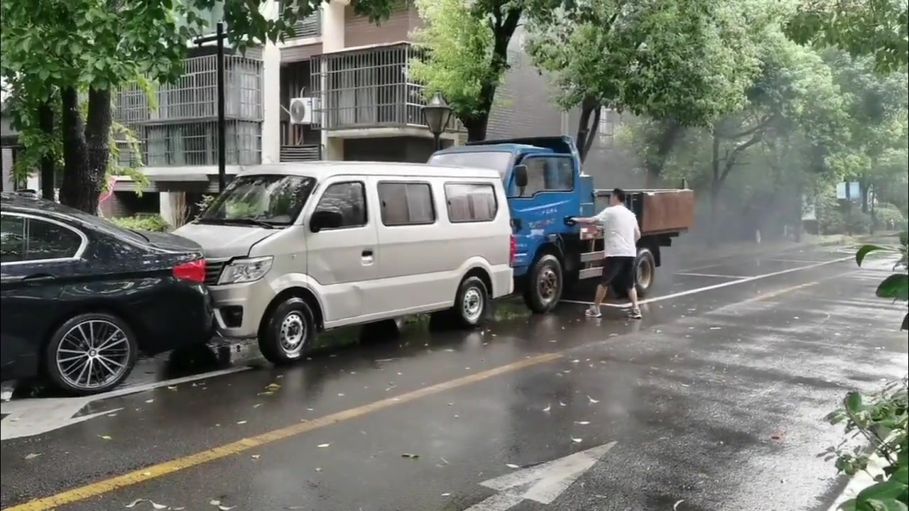 这是什么情况这追尾看起来不太雅观