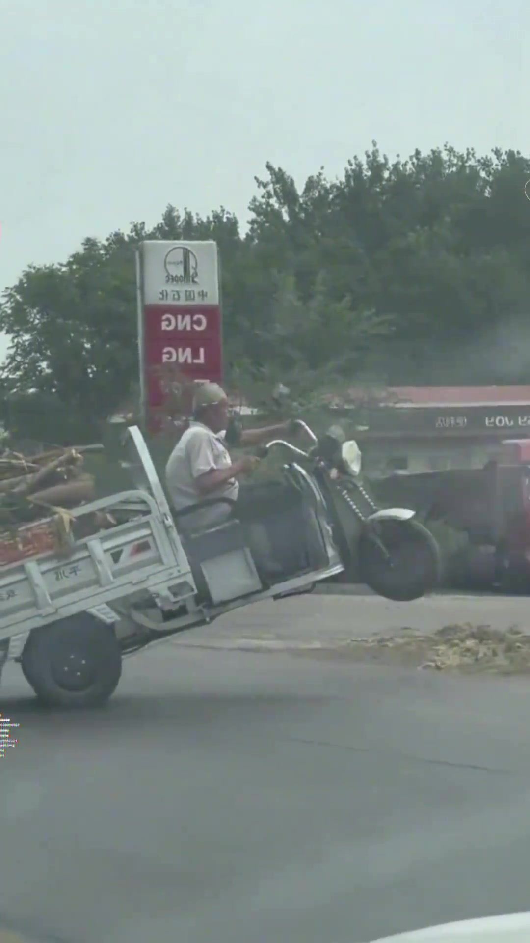 大爷：咦，我转弯了为什么还直走