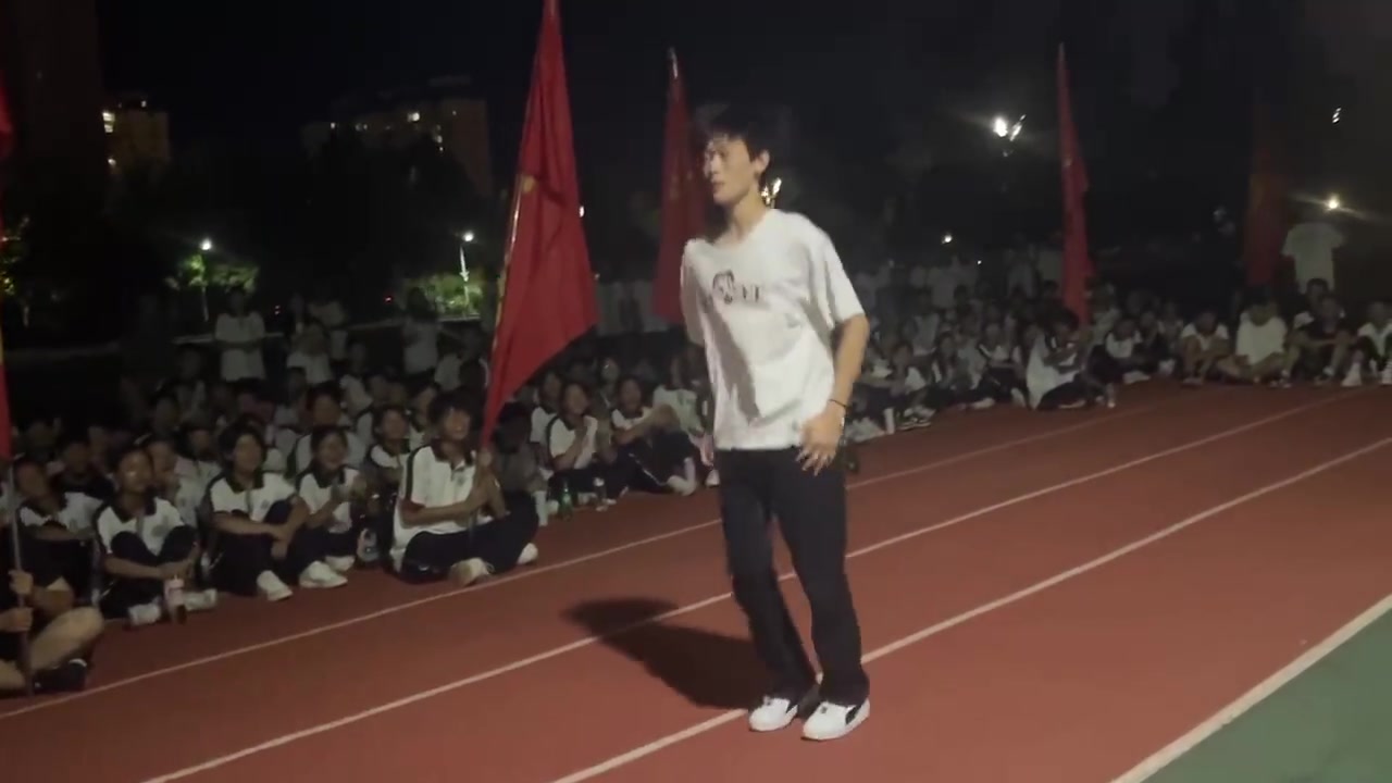 操场上从来不缺舞者