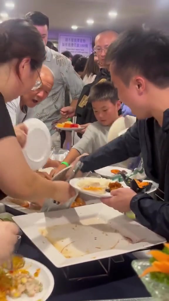 这是在吃什么啊要这么抢！