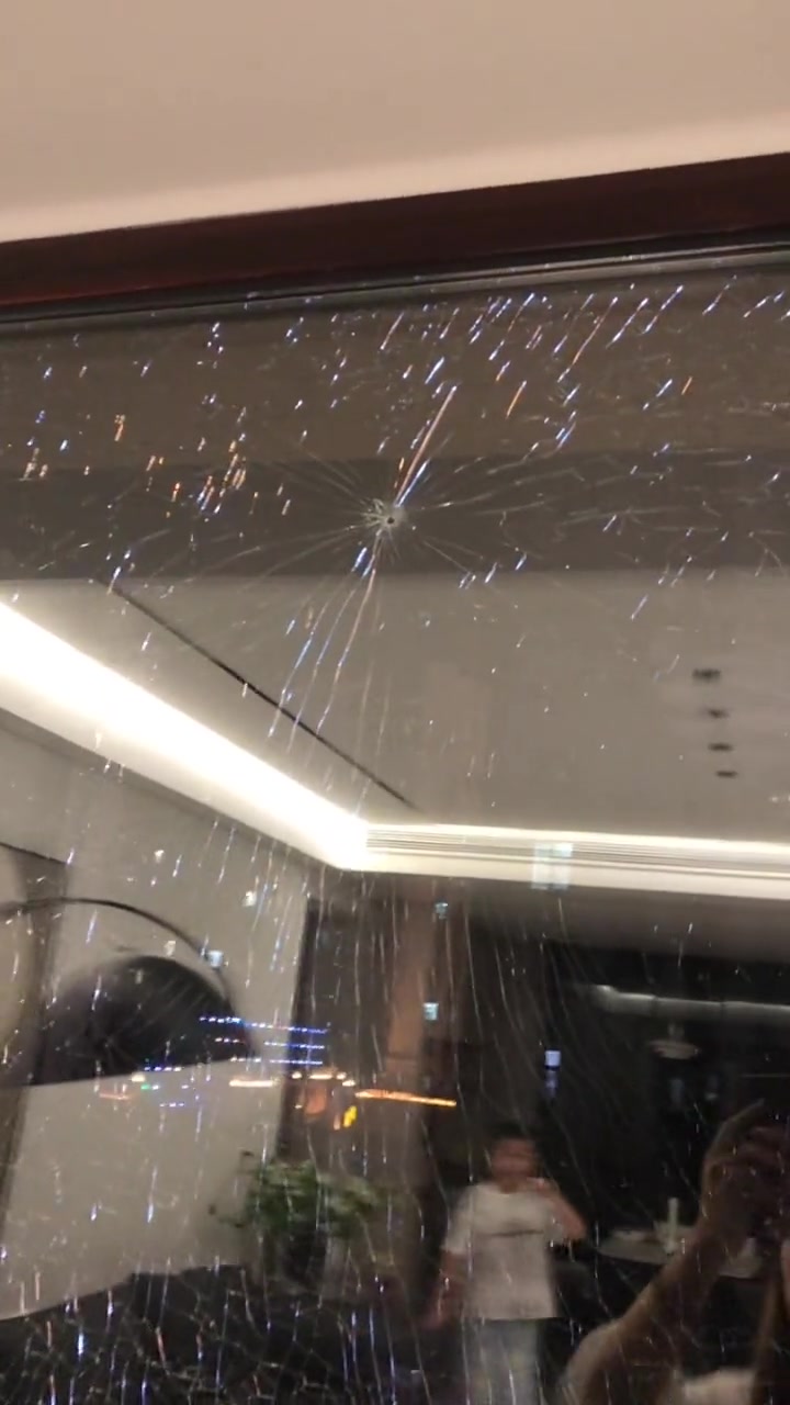 女子家里的玻璃被对面楼用气枪打裂！