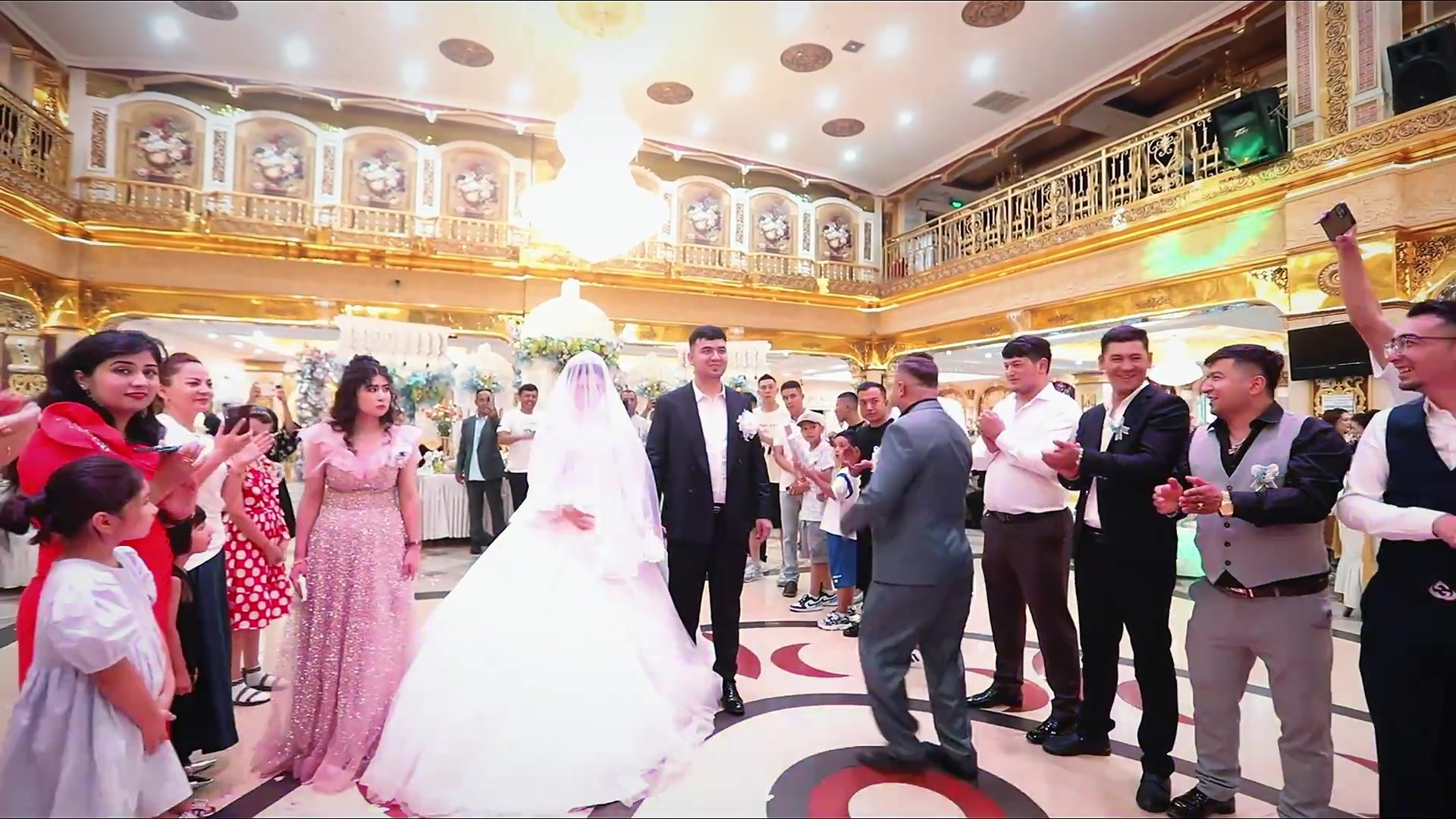 这伴郎有点抢戏了呀！