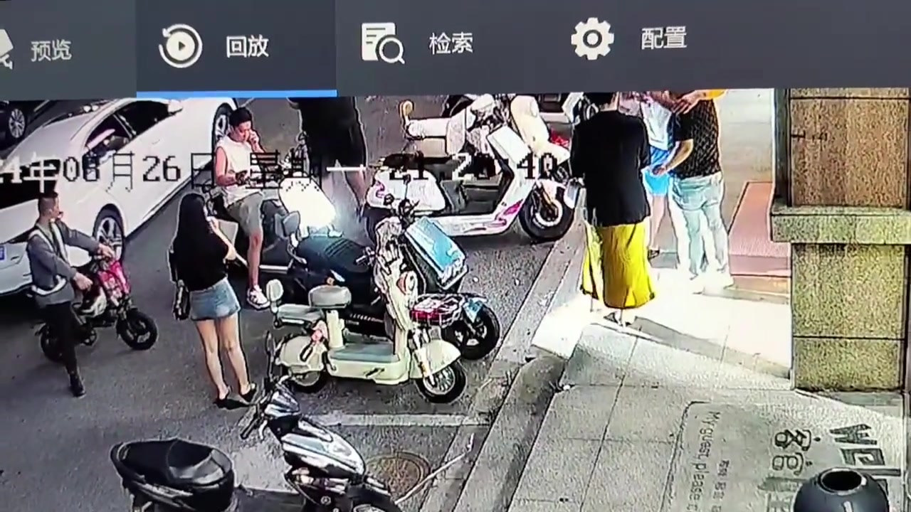 黑衣服大哥做梦都没想到会被撞！幸好只是皮外伤！