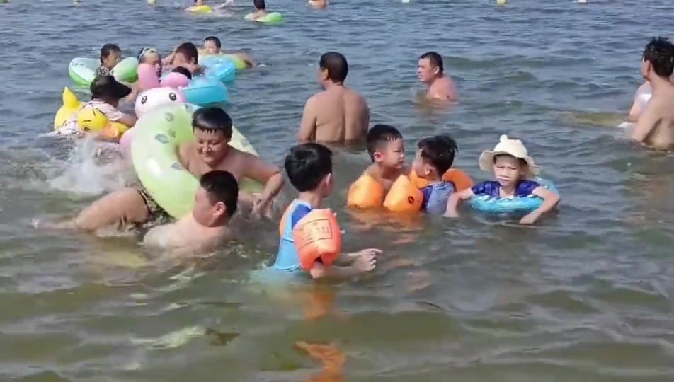 海边游泳一定看好自家孩子！险些酿成大祸！