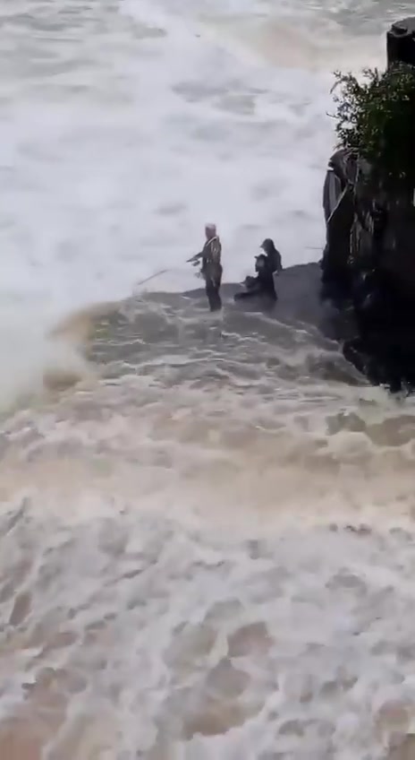 风浪越大鱼越贵！这里都敢钓鱼啊！