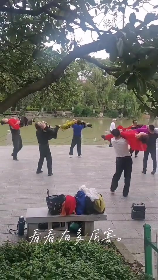 公园里晨练的大爷大妈，大爷这身板感觉比年轻人强多了！