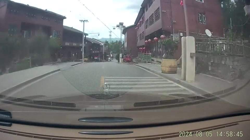 白车司机怎么这么嚣张！交警来了你就知道错了！