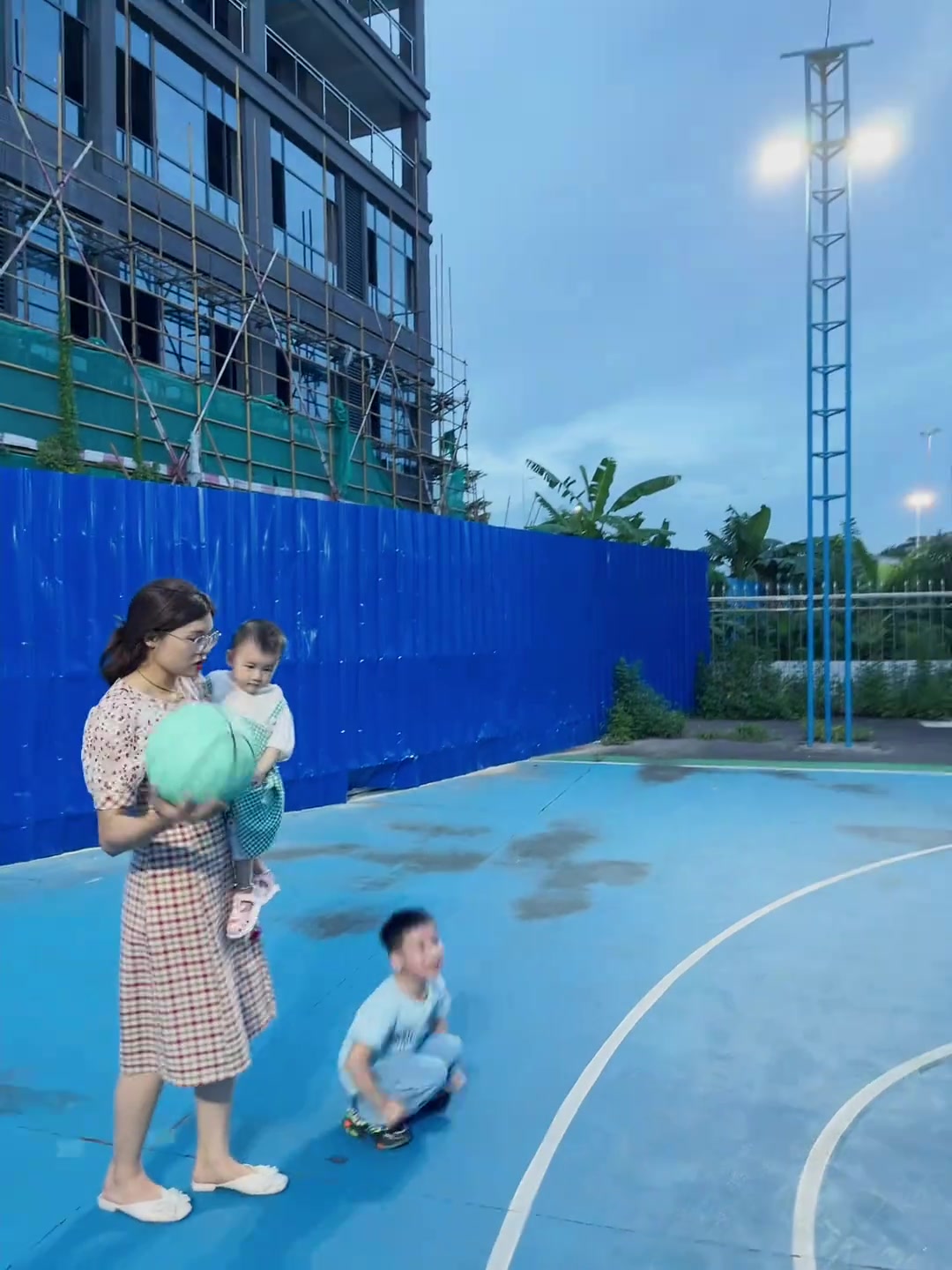 女子单手抱娃进三分！