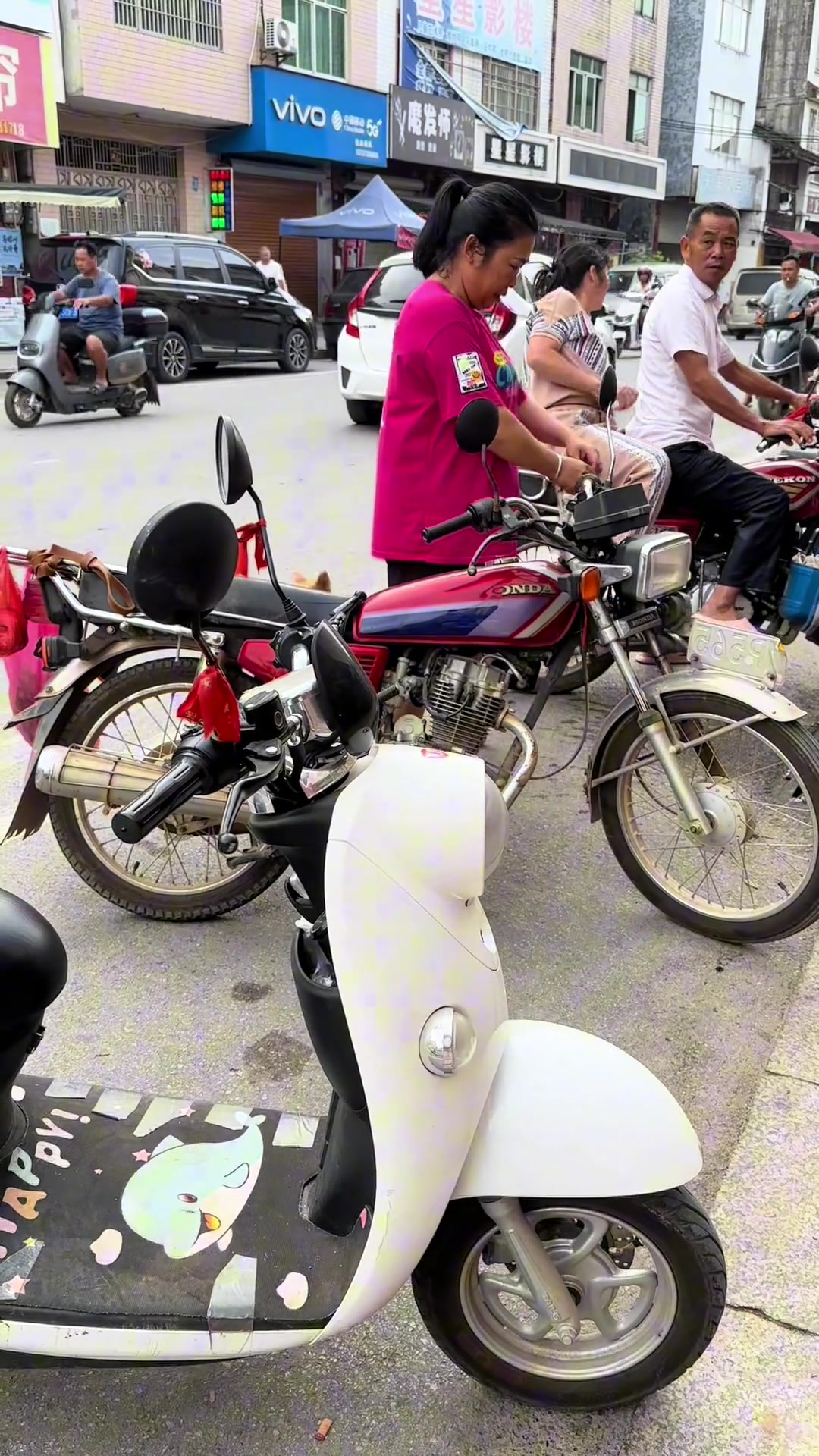 不抱着主人腰，路上一抛不就掉了吗！