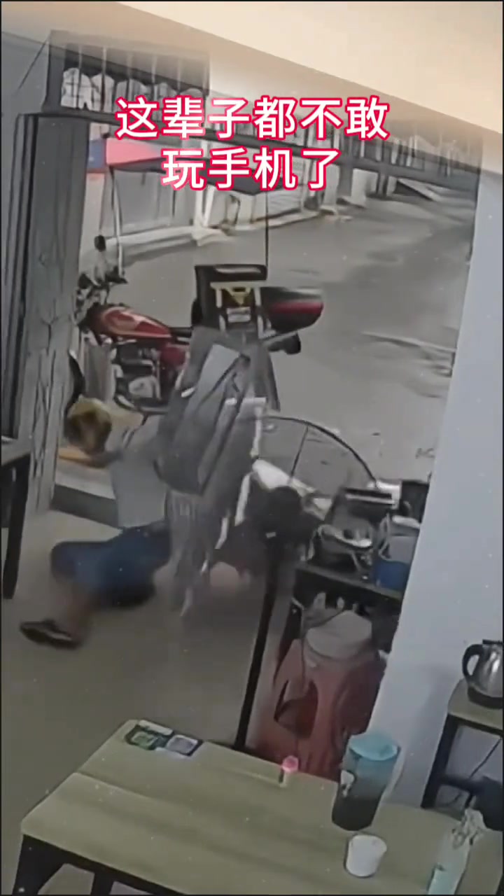 小哥这辈子都不敢再走路玩手机了吧！