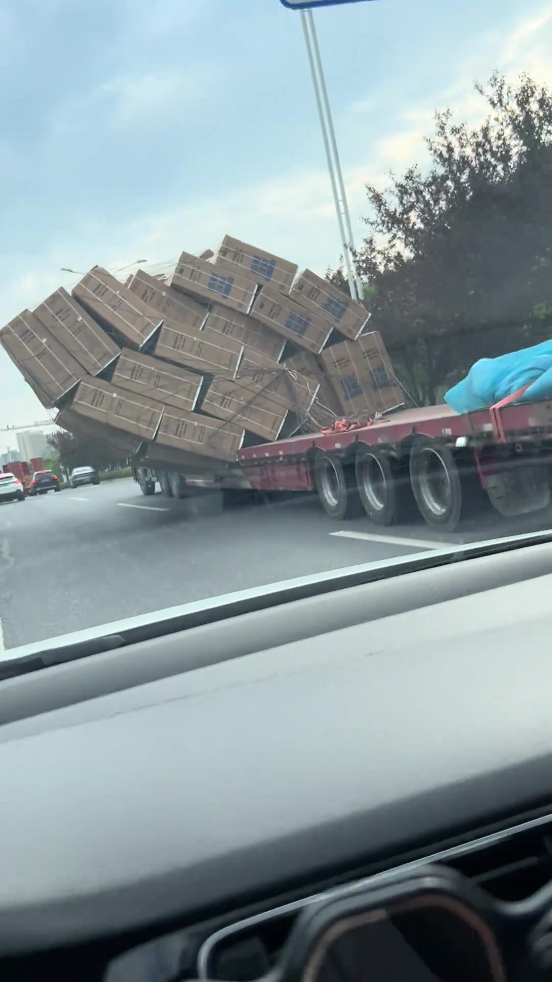 大货车驾驶技术水平高，一车货要是倒了几个月就白干了