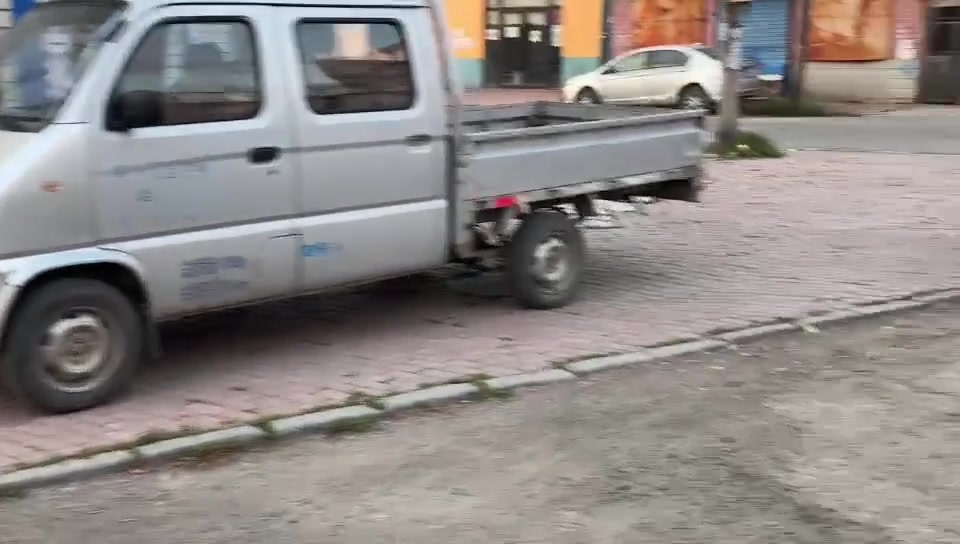 咩咩：“走路玩手机是吧”