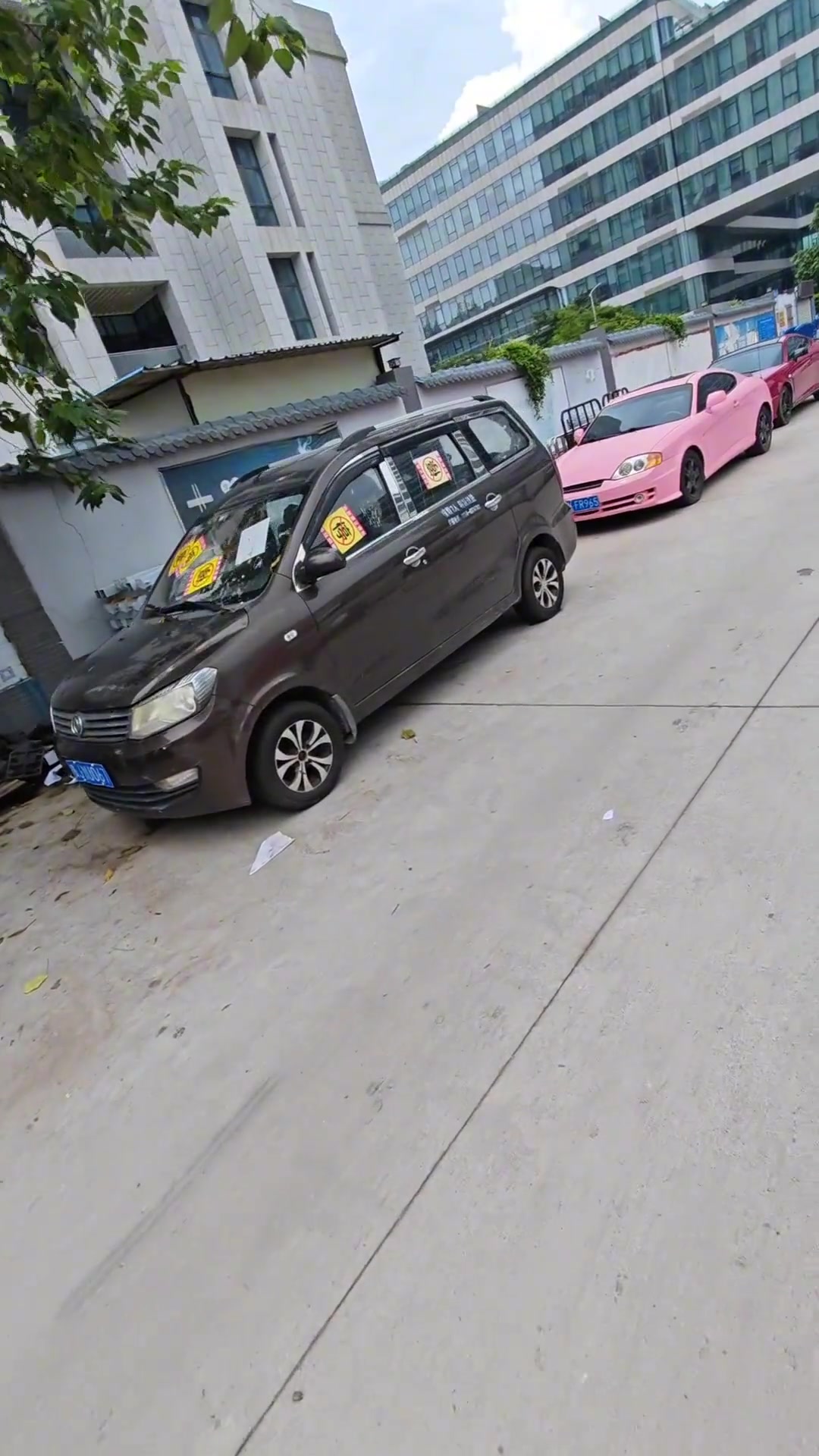 千万不要在工地边乱停车，不然有可能就是以下结局...