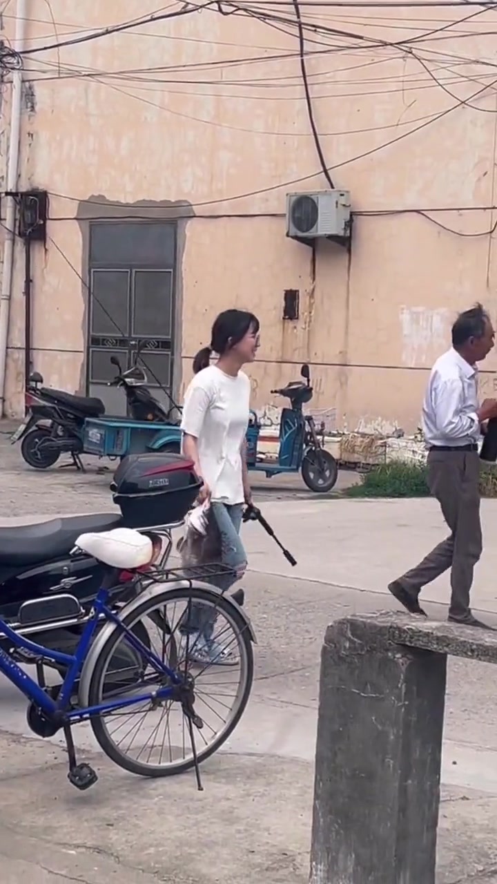 咦，一下子找不到车了，只能走回去了