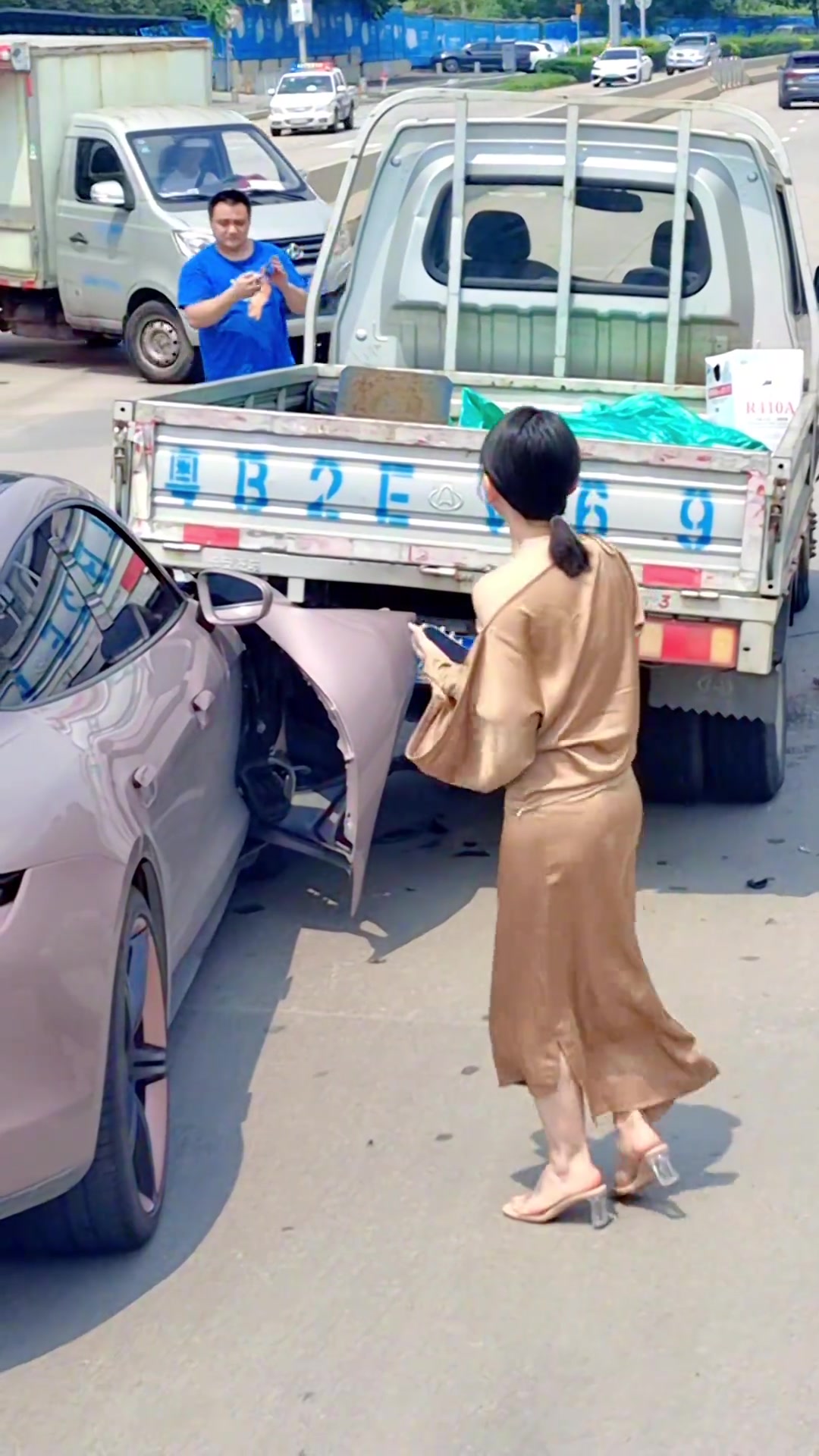 完了，卡在这了，前进不了，后退不能，大家出行注意安全啊