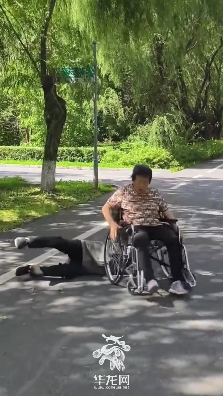 大爷颤颤巍巍的推着轮椅，下一秒就摔倒在地，大娘：要锻炼他