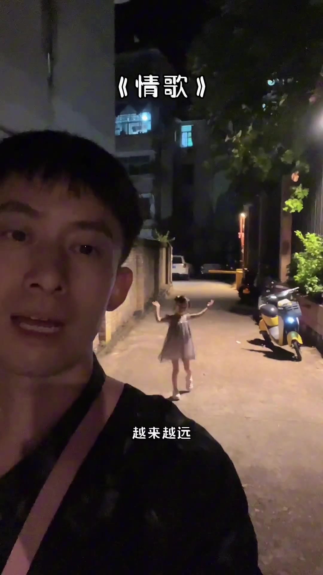 小女孩长大后才发现爸爸早就为她唱过了世上所有的情歌