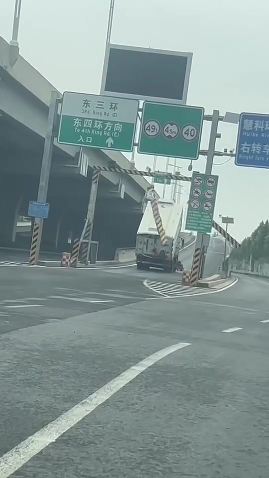 好像侠盗猎车玩多了