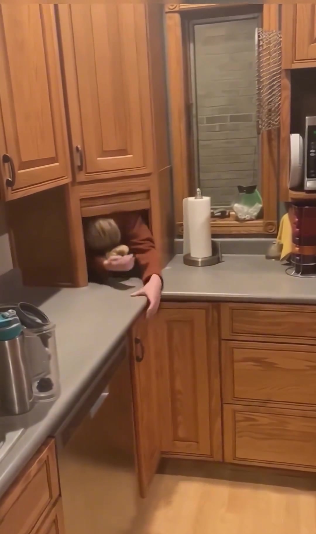 当你朋友玩躲猫猫！