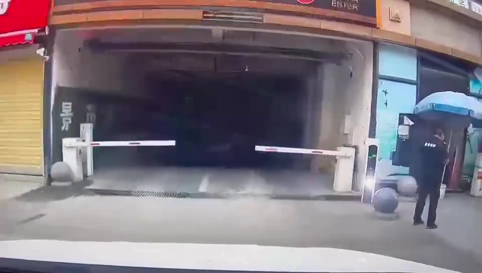 高档小区就是不一样，下班回家还有鞭炮迎接