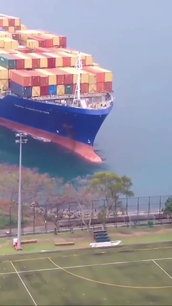 偏离航道锚链都放得飞起，海底没挂住！球鼻都出来了搁浅了！