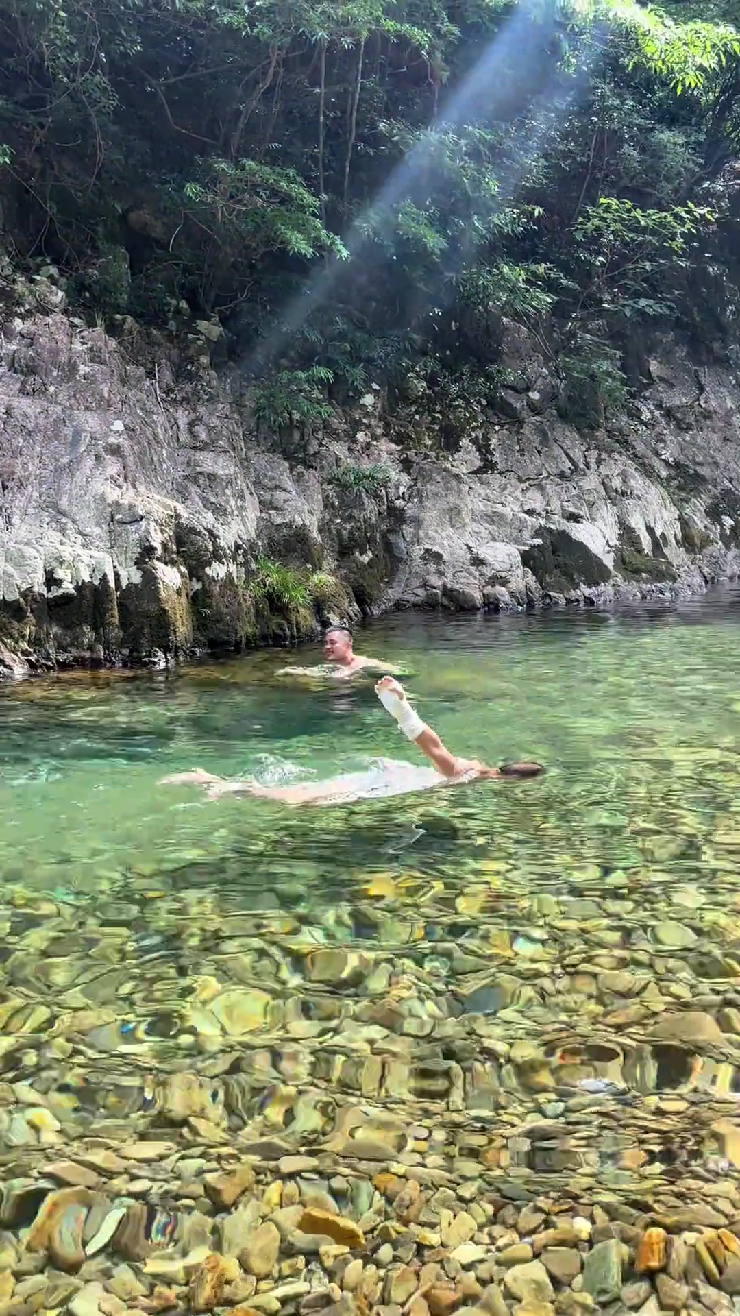 这个水有多好玩打着石膏也一定要玩的！