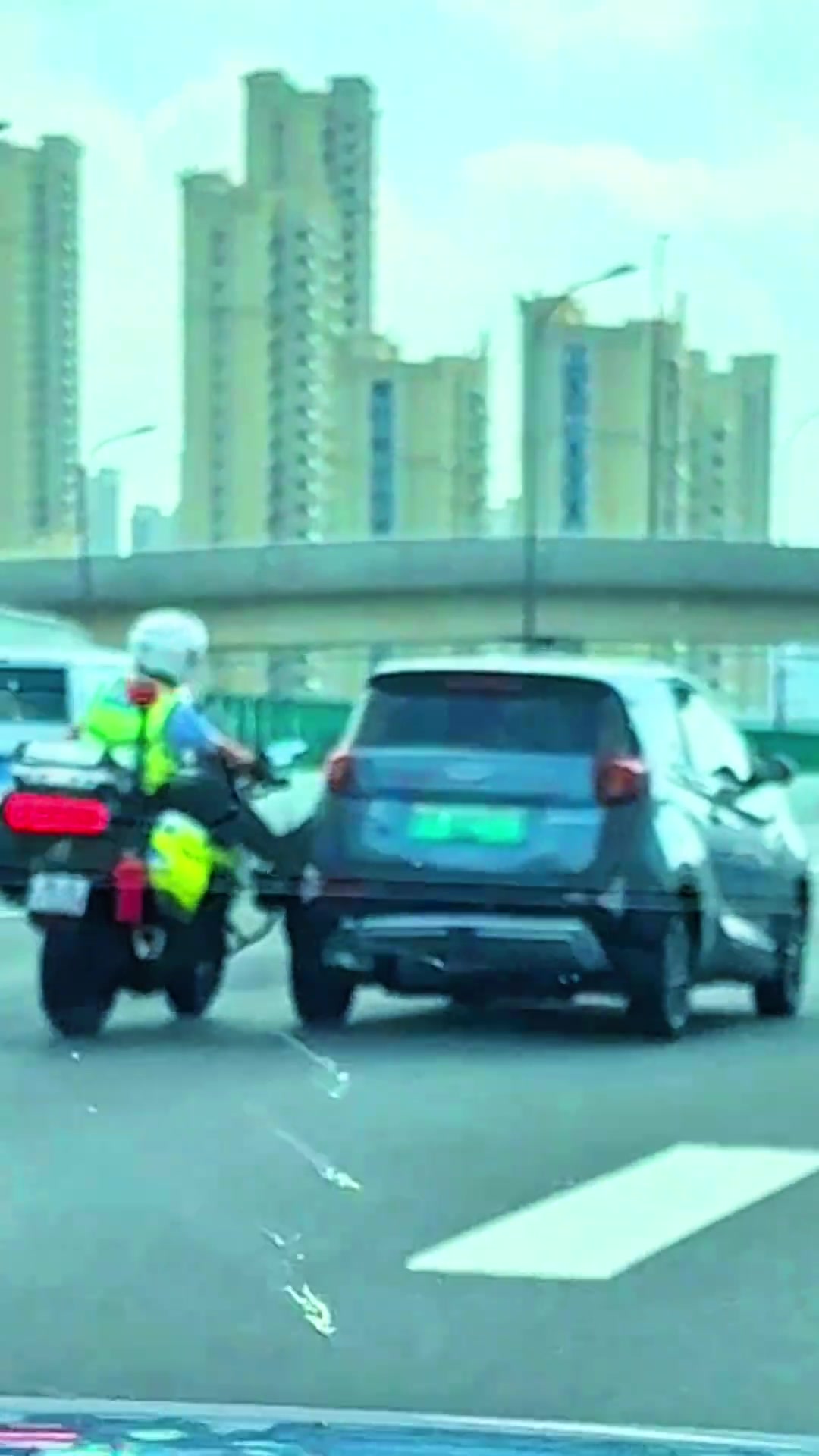 高架上发现一辆人工动力新能源车