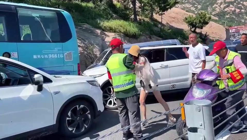 倒反天罡，女子逆行反倒下车殴打对向司机