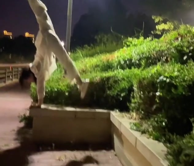 小姐姐有点东西啊，这个倒立后翻什么水平