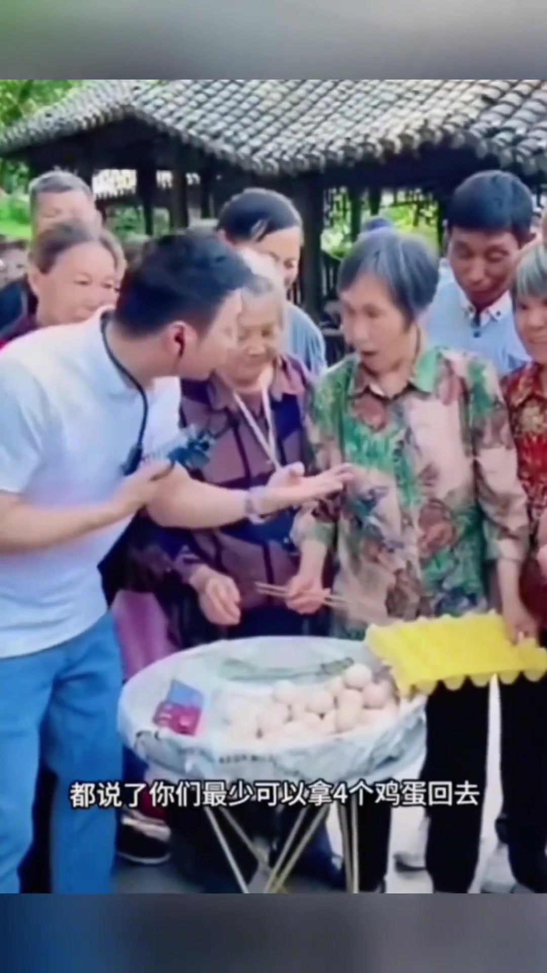 拿鸡蛋考验老人，结果场面一片混乱