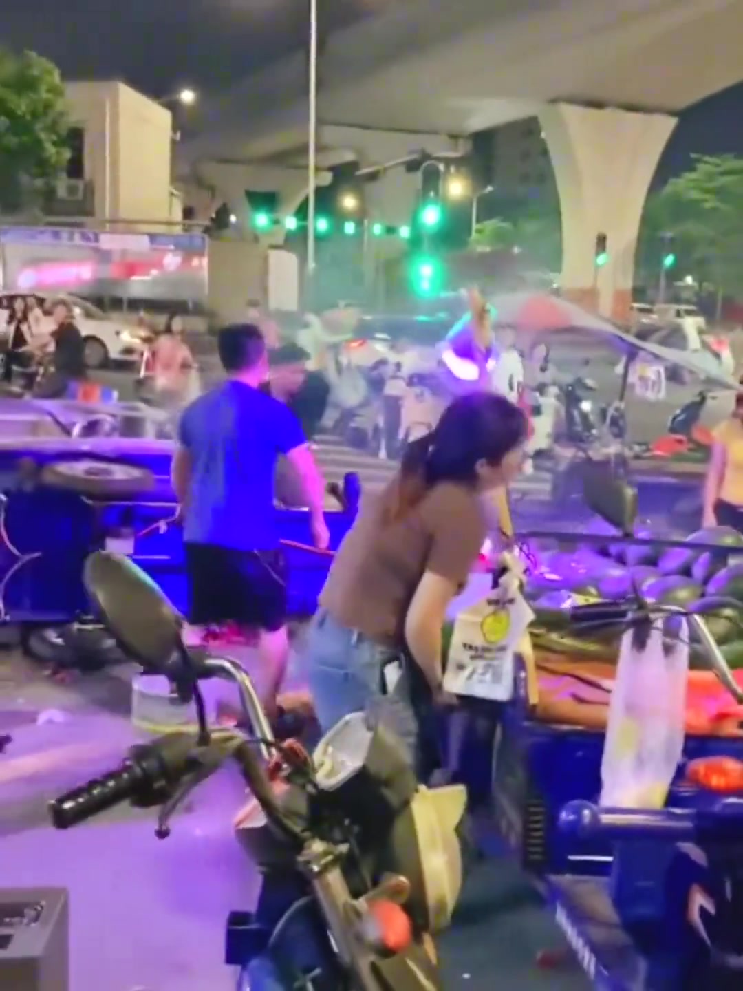 生活都不容易！何必闹得两败俱伤！