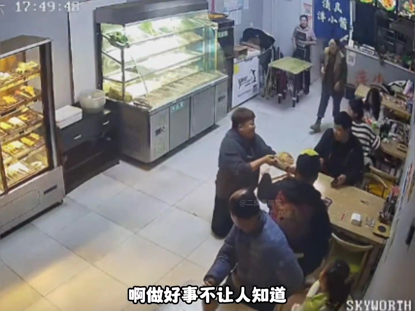 服务员这么上菜，作为顾客有点承受不住啊！