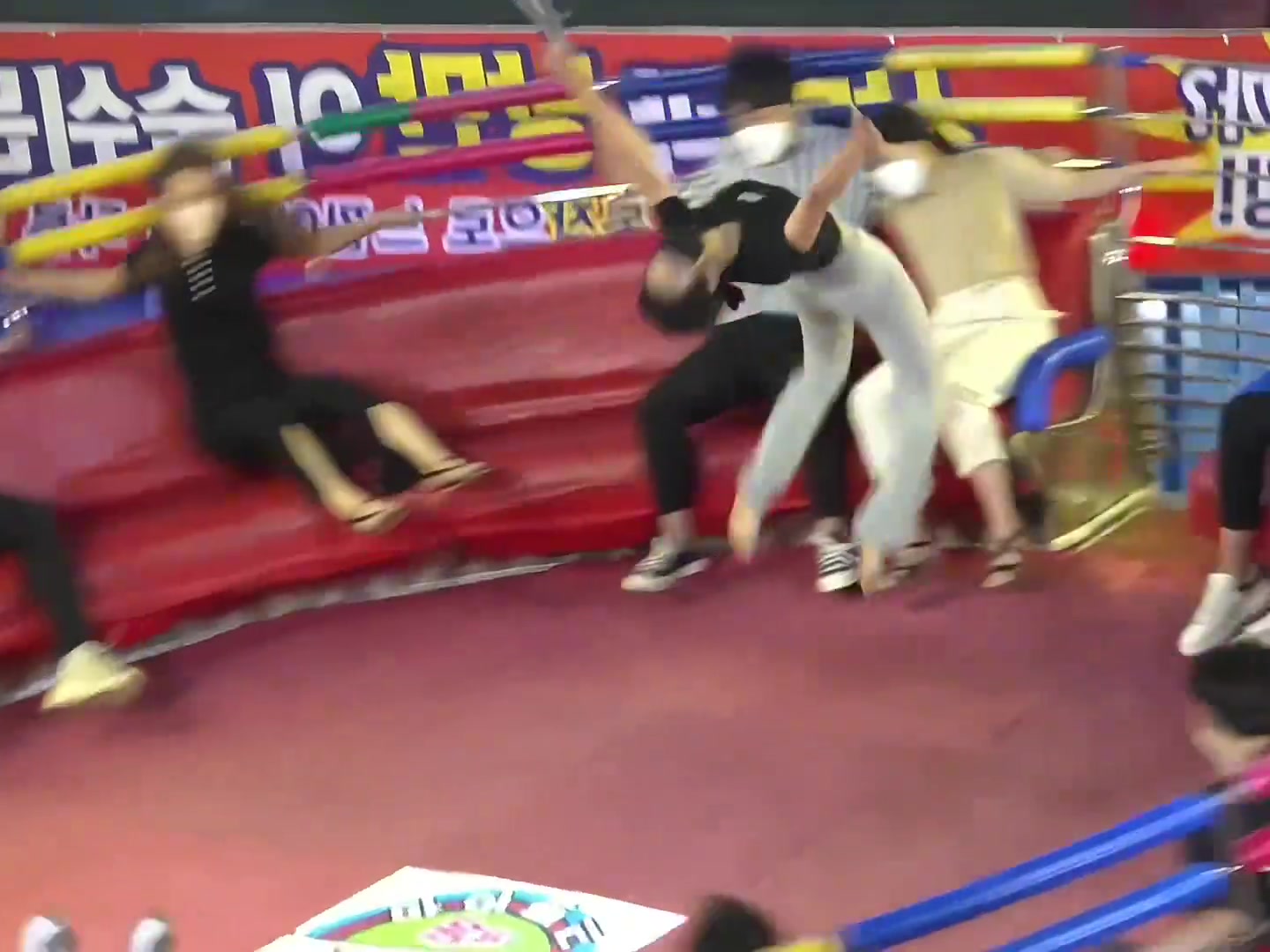 被小姐姐的平衡力惊到了！竟能在大转盘上后空翻！